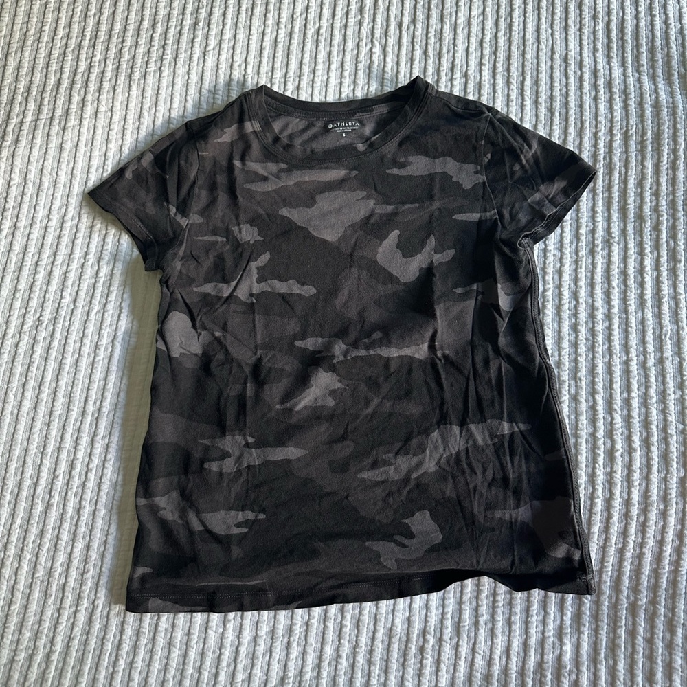 small black camo athleta tshirt